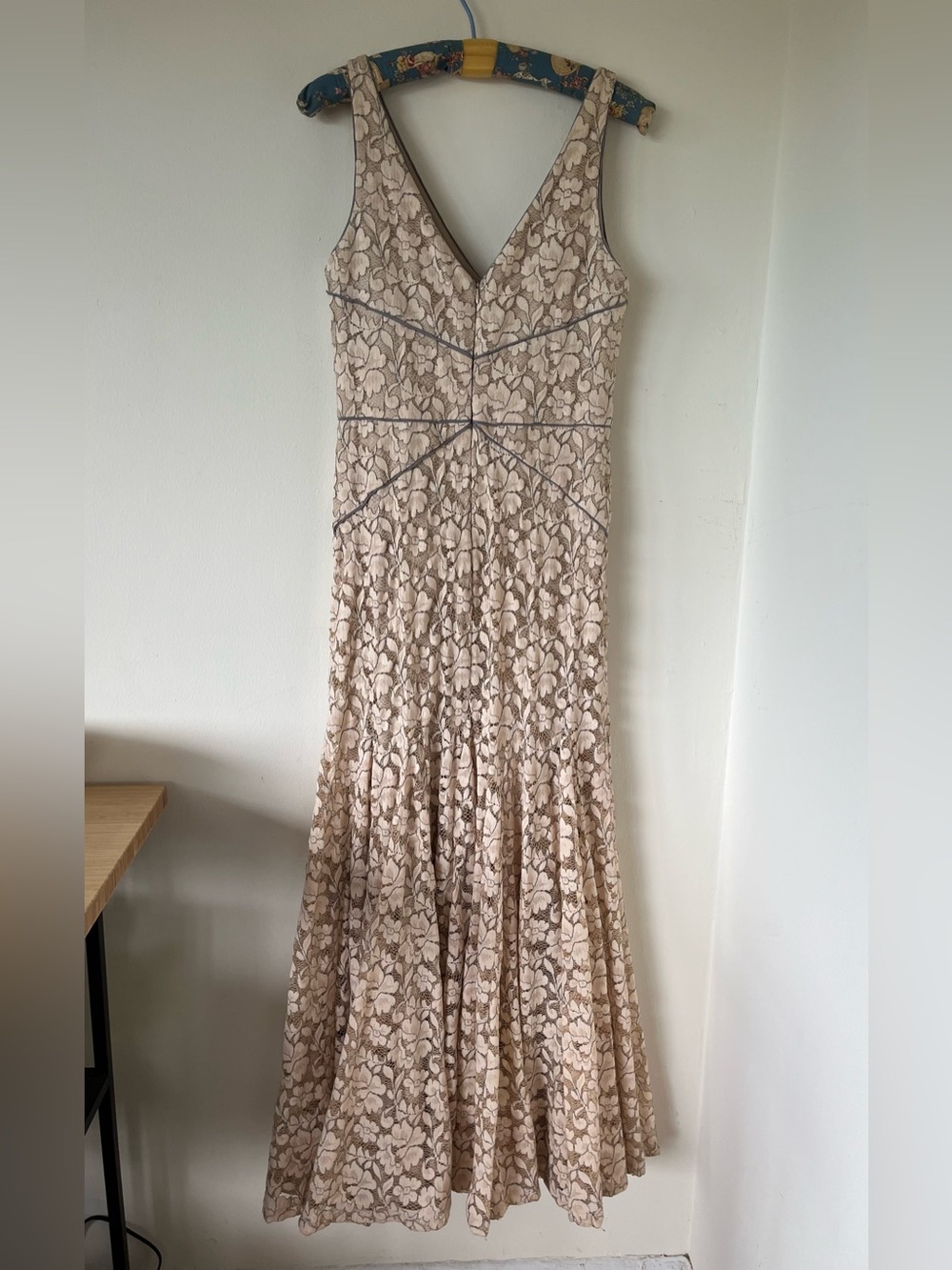 Vera Wang Blush Floral Lace V-Neck Maxi Dress Size 8 EUC Fully Lined Sleeveless